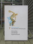 907423 Afbeelding van het informatiebord voor de ingang van het nieuwe schoolgebouw van het Utrechts Stedelijk ...
